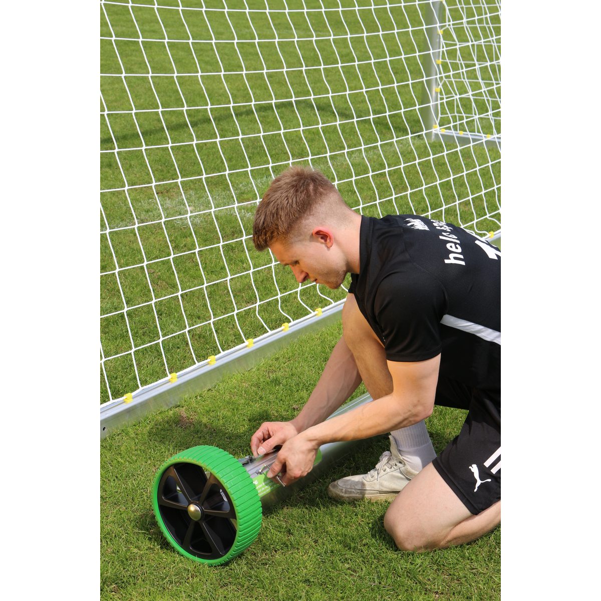 Safety-Trainingstor 7,32 x 2,44 m DIN-EN 748 Typ 3, unten 2 m tief, mit Simply-Fix, mit Players-Protect und Transportrollen, zur Sandbefüllung – Produktfoto 2