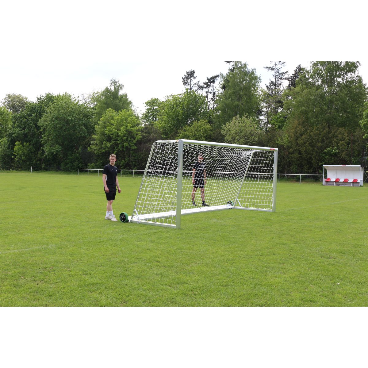 Safety-Trainingstor 7,32 x 2,44 m DIN-EN 748 Typ 3, unten 2 m tief, mit Simply-Fix, mit Players-Protect und Transportrollen, zur Sandbefüllung – Frontalansicht