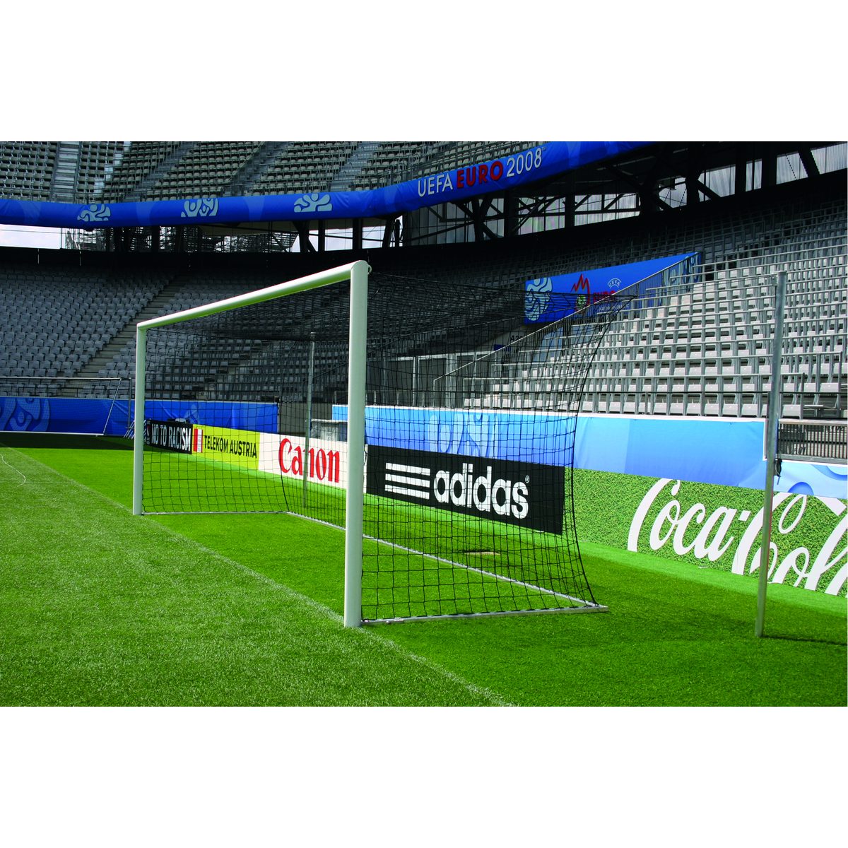 Stadion-Fußballtor, 7,32x2,44m, in Bodenhülsen – Ausführung eckverschweißt, weiß, mit freier Netzaufhängung, EN-748-Typ 1 · Netzbefestigung: Standard-Netzhaken (ART. 1-01-014)