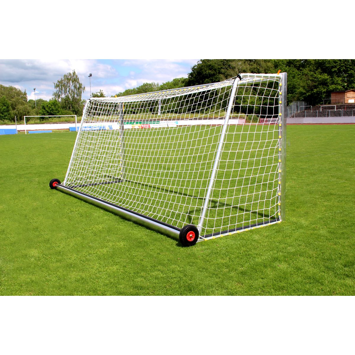 Safety-Jugendtor 5 x 2 m, DIN-EN 748 Typ 3, unten 1,5 m tief, – Ausführung mit Players-Protect und Transportrollen, zur Sandbefüllung · Netzbefestigung: Standard-Netzhaken (ART. 1-02-007)