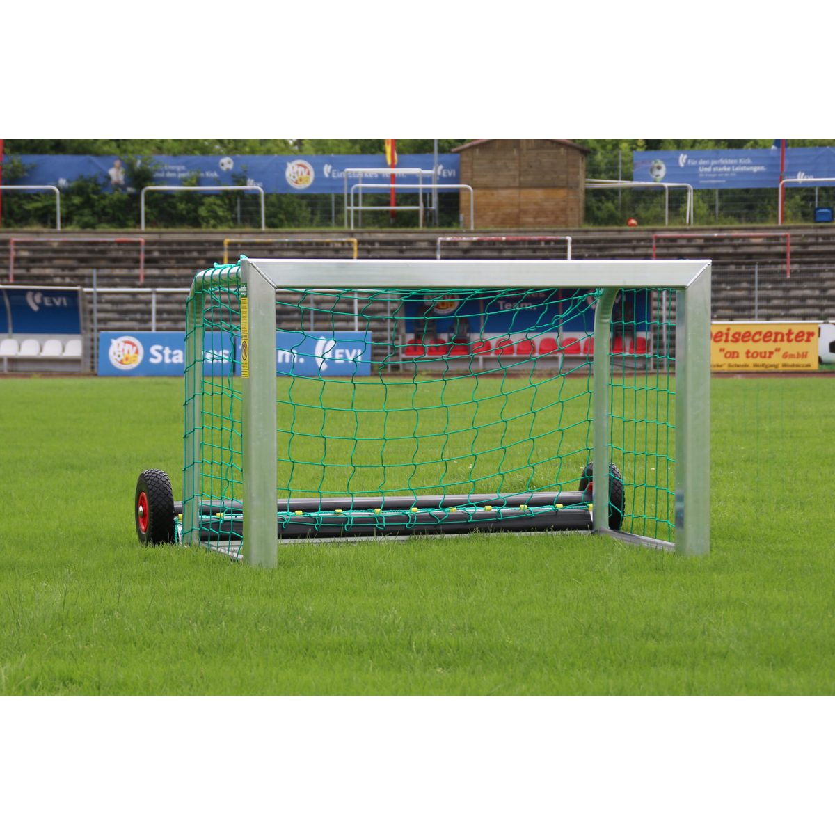 Safety-Minitor (Streetball) 240 x 160 cm, freistehend, EN 16579, vollverschweißt, mit Players-Protect und Transportrollen, zur Sandbefüllung – Produktfoto 2