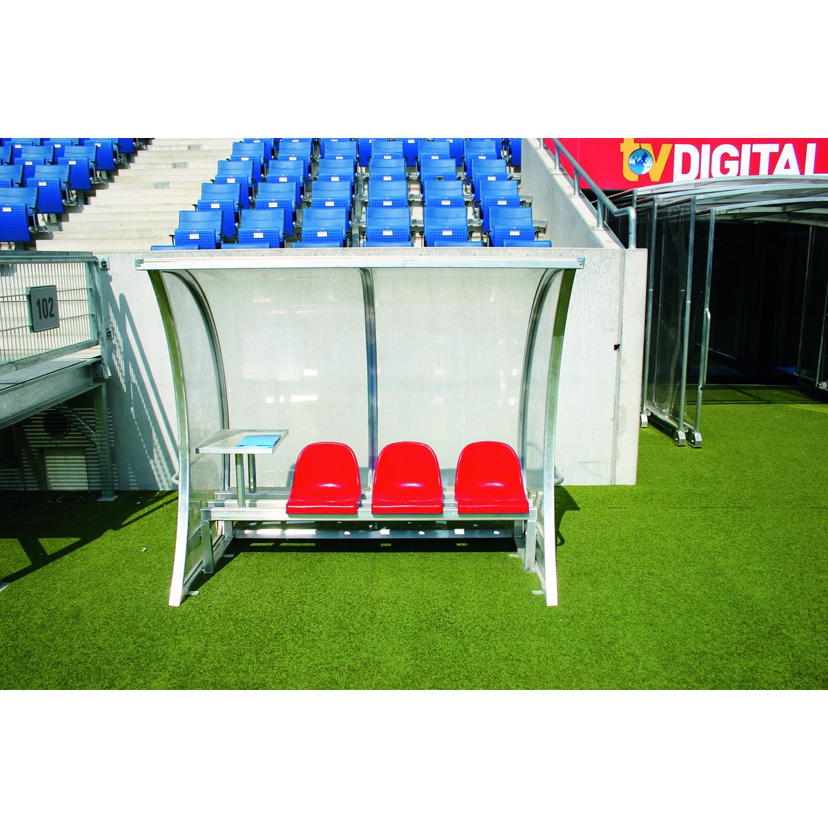 Spielerkabine Exklusiv, 2,5 m breit - 4 Sitze, + integrierter Schreibtisch mittig – Produktfoto 2