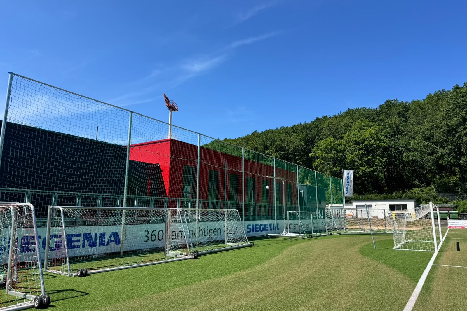 Ballfangzaun hinter dem Tor