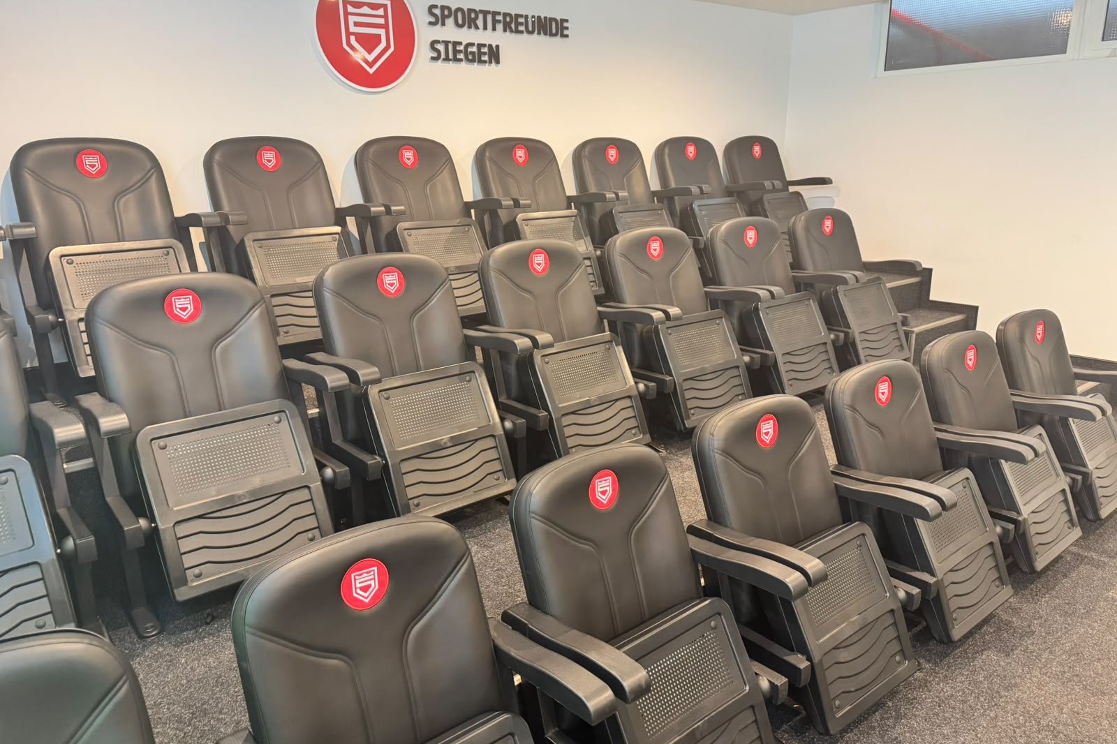 Premium-Stadionsitze mit Vereinswappen im Innenraum