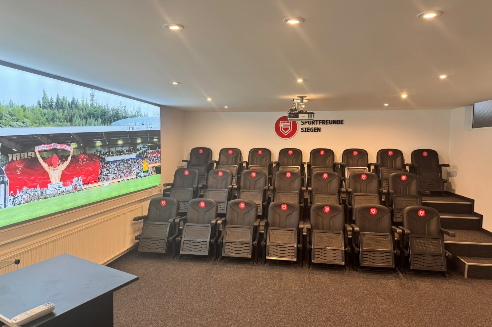 Medienraum mit Premium-Stadionsitzen und Leinwand