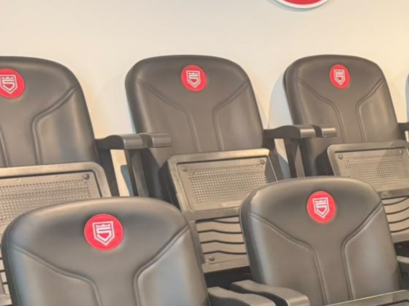 Vereinswappen auf den Premium-Stadionsitzen im Medienraum